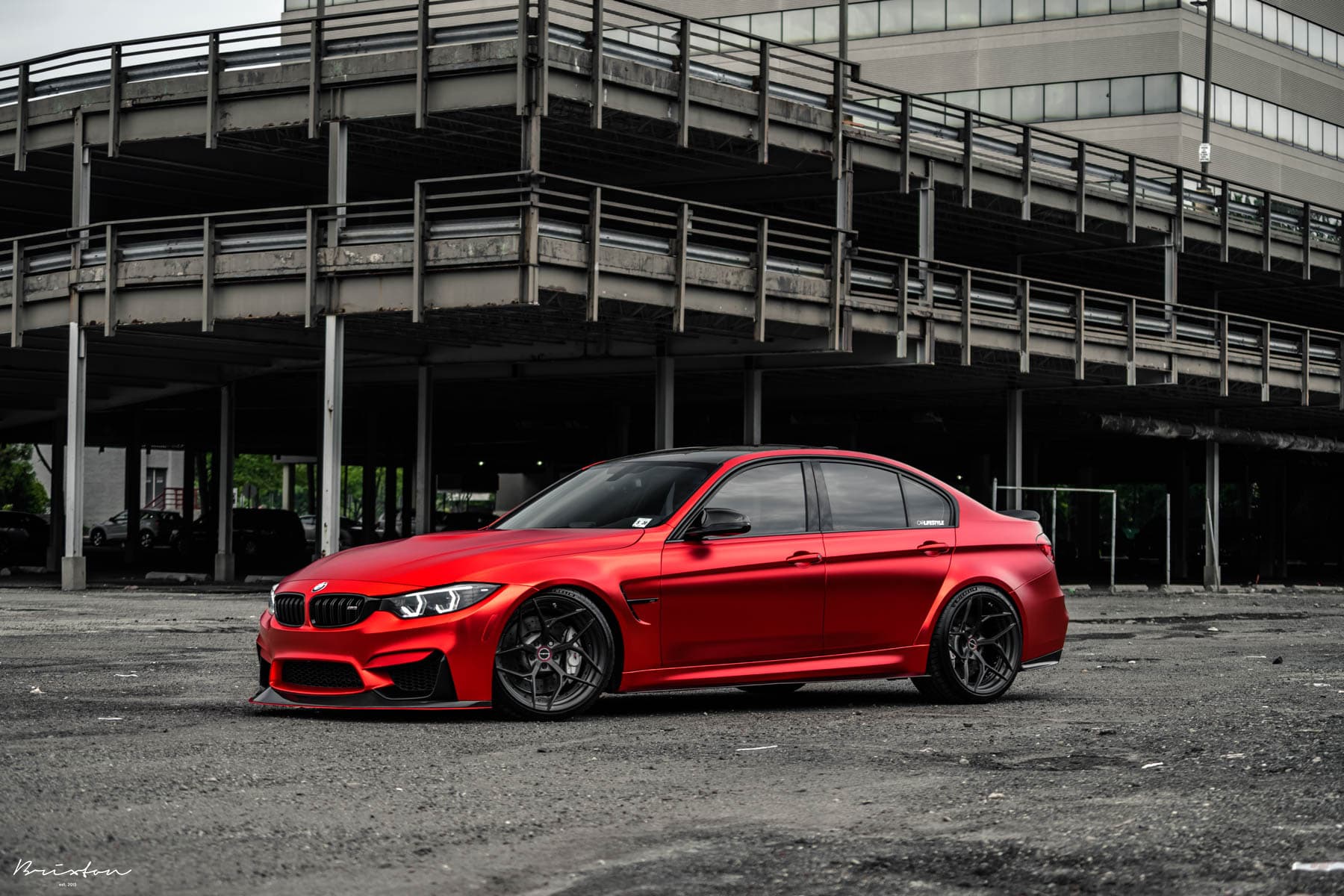 BMW на міській дорозі в русі